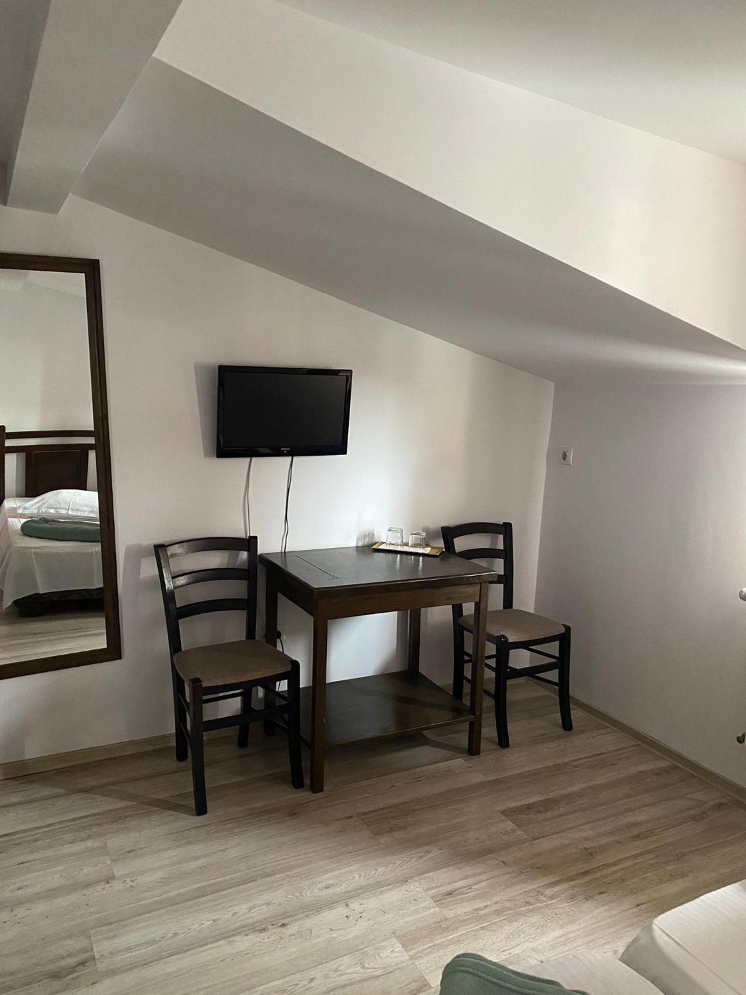 La Strada Hotell Onesti Exteriör bild