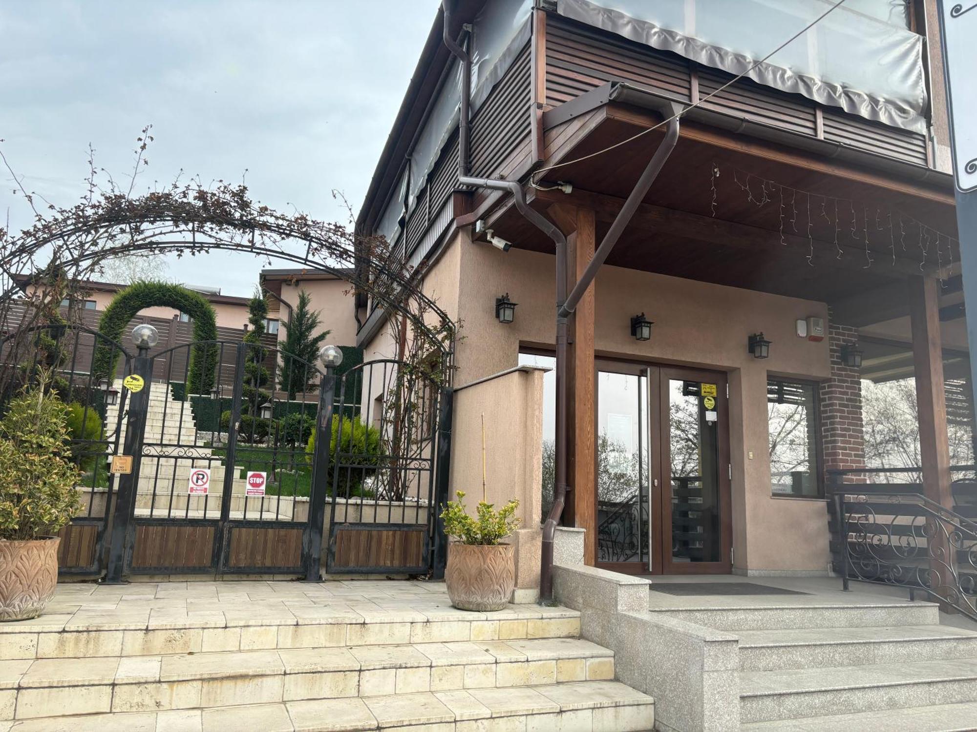 La Strada Hotell Onesti Exteriör bild